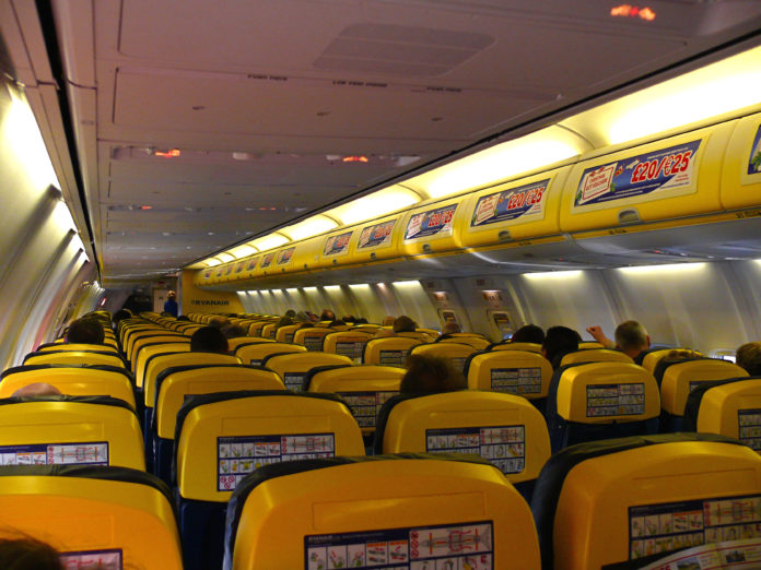Offerte di lavoro, assunzioni di massa Ryanair per personale di cabina