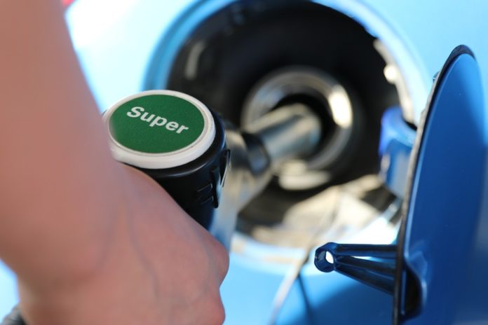 Fare il pieno di benzina, gestori rete carburanti alterano i prezzi?