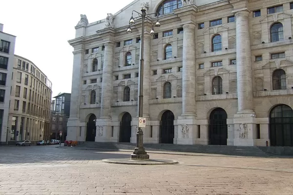 Spread BTP-Bund tocca i 300 punti base, Ue non cede sulla manovra