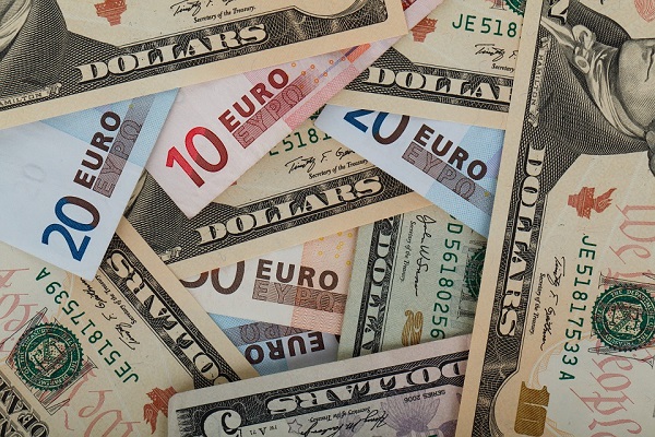 Cambio Euro/Dollaro sale a sorpresa grazie ai dati sull’inflazione, ora cambia tutto