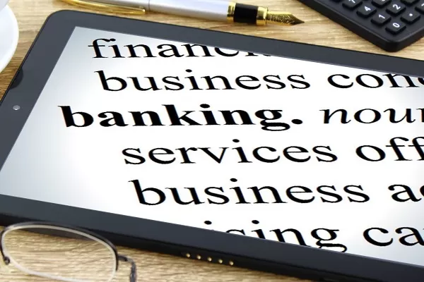 Banca online con pc e smartphone, le nuove tendenze digitali dei clienti