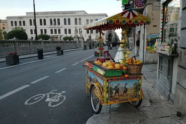 Napoli capitale del commercio itinerante, boom mercatini e bancarelle di stranieri