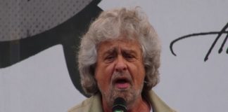 Reddito di cittadinanza, Beppe Grillo, 'E' la fiamma della dignità'