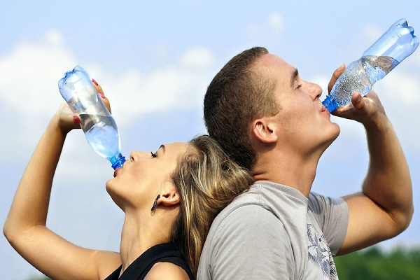 Prezzi acqua in bottiglia volano con la siccità, allarme speculazioni