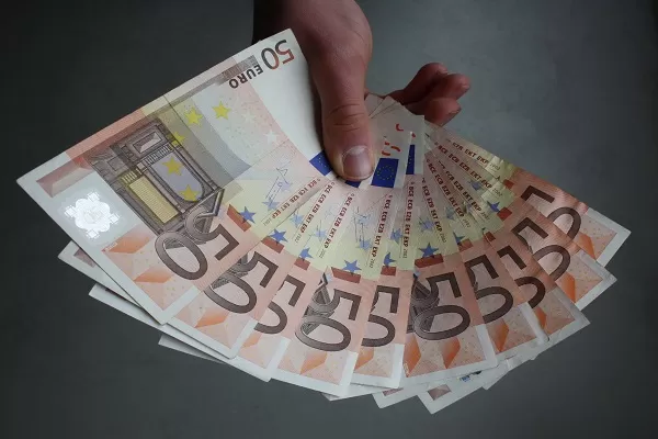 Stipendio: busta paga in contanti da oggi vietata, soldi devono essere tracciabili